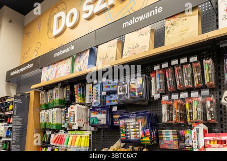Posen, Polen – 30. Juni 2025: Ein lebendiges Sortiment an Kunst- und Schreibwaren, das in den Regalen des Geschäfts präsentiert wird und verschiedene Produkte für den Bildungsbereich anbietet Stockfoto