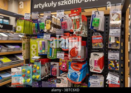 Posen, Polen – 30. Juni 2025: Detaillierte Nahaufnahme lebendiger Schreibwaren und Büromaterialien, einschließlich Radierer und Spitzer, im Einzelhandel SHE Stockfoto