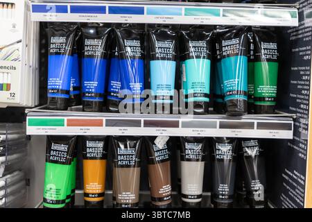 Posen, Polen – 30. Juni 2025: Farbenfrohe ACRYLFARBEN von Liquitex BASICS, einschließlich Blau und Grün, sind in den Verkaufsregalen für AS ordentlich angeordnet Stockfoto