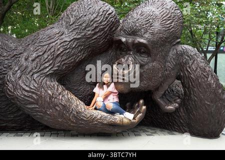 31. August 2020, New York, New York, USA: People Posing With KING NYANI, die größte Bronze-Gorilla-Skulptur der worldÃ¢â‚¬â„¢, von Gillie und Marc Schattner, Bella Abzug Park, Hudson Yards-NYC.31. August 2020. (Foto: © Sonia Moskowitz Gordon/ZUMA Wire) Stockfoto