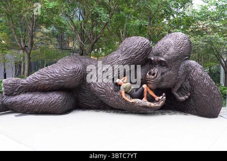 31. August 2020, New York, New York, USA: Menschen posieren mit KING NYANI, der größten Bronze-Gorilla-Skulptur der worldâ, von Gillie und Marc Schattner, Bella Abzug Park, Hudson Yards-NYC.31. August 2020. (Foto: © Sonia Moskowitz Gordon/ZUMA Wire) Stockfoto