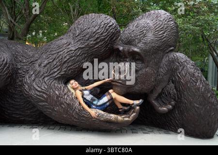 31. August 2020, New York, New York, USA: People Posing With KING NYANI, die größte Bronze-Gorilla-Skulptur der worldÃ¢â‚¬â„¢, von Gillie und Marc Schattner, Bella Abzug Park, Hudson Yards-NYC.31. August 2020. (Foto: © Sonia Moskowitz Gordon/ZUMA Wire) Stockfoto
