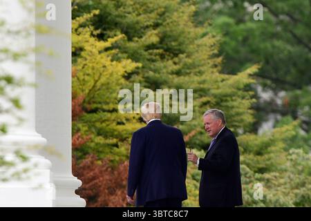 1. September 2020, USA: US-Präsident Donald Trump, links, wird vom Stabschef des Weißen Hauses, Mark Meadows, begleitet, als er das Weiße Haus verlässt. 2020, um sich mit Strafverfolgungsbeamten in Kenosha, Wiss, zu treffen. Abbildung: Rod Lamkey/Pool via CNP (Abbildung: © Rod Lamkey/CNP via ZUMA Wire) Stockfoto