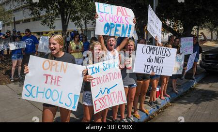 25. August 2020, Fresno, CA, USA: Schüler der Immanuel-Schulen schlossen sich Hunderten von Unterstützern an, indem sie vor dem B.F. Sisk-Gericht Schilder hielten und bejubelten, um die Entscheidung der Schulen zu unterstützen, den COVID-19-Befehlen des Bezirks zu trotzen, indem sie ihre Türen für eine persönliche Erziehung öffneten, bevor sie am Dienstag, den 25. August 2020 vor einer Gerichtsverhandlung entscheiden sollten, ob sie diesen Unterricht fortsetzen können. (Kreditbild: © TNS via ZUMA Wire) Stockfoto