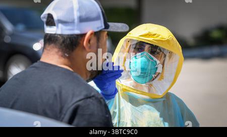 25. August 2020, Fresno, CA, USA: Zertifizierte medizinische Assistentin Selina Gomez von der Clinica Sierra Vista in Fresno, testet am Samstag, 8. August 2020 einen Patienten auf COVID-19 im Drive-up-Testbereich der Einrichtung. Kostenlose COVID-19-Tests wurden mit einem Termin zur Verfügung gestellt. (Kreditbild: © TNS via ZUMA Wire) Stockfoto