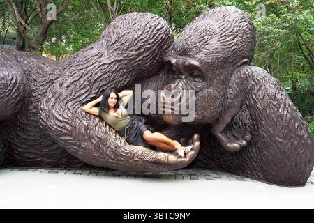 31. August 2020, New York, New York, USA: Menschen posieren mit KING NYANI, der größten Bronze-Gorilla-Skulptur der worldâ, von Gillie und Marc Schattner, Bella Abzug Park, Hudson Yards-NYC.31. August 2020. (Foto: © Sonia Moskowitz Gordon/ZUMA Wire) Stockfoto