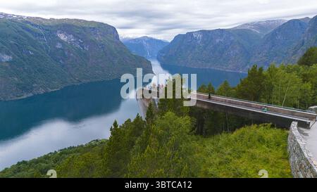 Der Aussichtspunkt Stegastein ragt aus der Vogelperspektive über den Aurlandsfjord und bietet einen Panoramablick auf das tiefblaue Wasser des Fjords und den umliegenden Berg Stockfoto