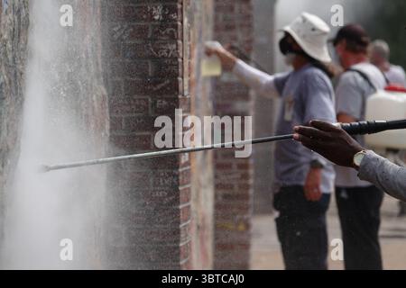 1. September 2020, Memphis, Tennessee, USA: Workmen Clean up GRACELAND, The ELVIS PRESLEY Estate, eines der meistbesuchten Häuser in Amerika am Dienstag, 1. September 2020. Die beliebte Touristenattraktion wurde über Nacht mit Graffiti „Defund the Police“ und „BLM“ (Black Lives Matter) getroffen. Der Vandalismus war an der Wand vor seinem Haus in einem Raum, der für Fans genutzt wurde, die Nachrichten hinterlassen wollen. Dicke schwarze Buchstaben auf dem Bürgersteig entlang des Elvis Presley Boulevard und andere Slogans wurden auf die Steinmauer vor dem Herrenhaus gesprüht, in dem Elvis 20 Jahre lang lebte, bis zu seinem Tod am 16. August 1977. (Kreditbild: Stockfoto
