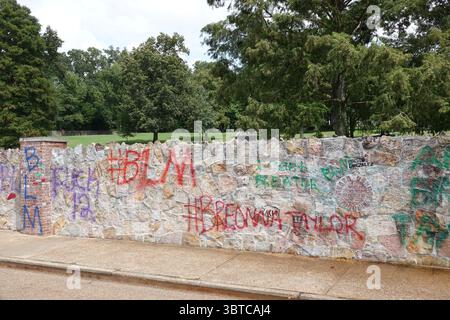 1. September 2020, Memphis, Tennessee, USA: Workmen Clean up GRACELAND, The ELVIS PRESLEY Estate, eines der meistbesuchten Häuser in Amerika am Dienstag, 1. September 2020. Die beliebte Touristenattraktion wurde über Nacht mit Graffiti „Defund the Police“ und „BLM“ (Black Lives Matter) getroffen. Der Vandalismus war an der Wand vor seinem Haus in einem Raum, der für Fans genutzt wurde, die Nachrichten hinterlassen wollen. Dicke schwarze Buchstaben auf dem Bürgersteig entlang des Elvis Presley Boulevard und andere Slogans wurden auf die Steinmauer vor dem Herrenhaus gesprüht, in dem Elvis 20 Jahre lang lebte, bis zu seinem Tod am 16. August 1977. (Kreditbild: Stockfoto