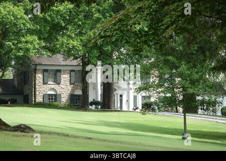 1. September 2020, Memphis, Tennessee, USA: Workmen Clean up GRACELAND, The ELVIS PRESLEY Estate, eines der meistbesuchten Häuser in Amerika am Dienstag, 1. September 2020. Die beliebte Touristenattraktion wurde über Nacht mit Graffiti „Defund the Police“ und „BLM“ (Black Lives Matter) getroffen. Der Vandalismus war an der Wand vor seinem Haus in einem Raum, der für Fans genutzt wurde, die Nachrichten hinterlassen wollen. Dicke schwarze Buchstaben auf dem Bürgersteig entlang des Elvis Presley Boulevard und andere Slogans wurden auf die Steinmauer vor dem Herrenhaus gesprüht, in dem Elvis 20 Jahre lang lebte, bis zu seinem Tod am 16. August 1977. (Kreditbild: Stockfoto