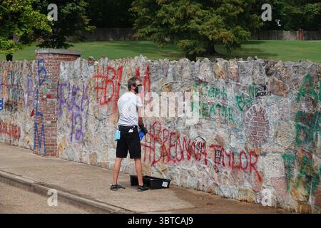 1. September 2020, Memphis, Tennessee, USA: Workmen Clean up GRACELAND, The ELVIS PRESLEY Estate, eines der meistbesuchten Häuser in Amerika am Dienstag, 1. September 2020. Die beliebte Touristenattraktion wurde über Nacht mit Graffiti „Defund the Police“ und „BLM“ (Black Lives Matter) getroffen. Der Vandalismus war an der Wand vor seinem Haus in einem Raum, der für Fans genutzt wurde, die Nachrichten hinterlassen wollen. Dicke schwarze Buchstaben auf dem Bürgersteig entlang des Elvis Presley Boulevard und andere Slogans wurden auf die Steinmauer vor dem Herrenhaus gesprüht, in dem Elvis 20 Jahre lang lebte, bis zu seinem Tod am 16. August 1977. (Kreditbild: Stockfoto
