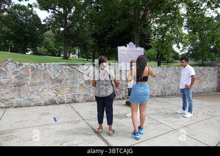 1. September 2020, Memphis, Tennessee, USA: Workmen Clean up GRACELAND, The ELVIS PRESLEY Estate, eines der meistbesuchten Häuser in Amerika am Dienstag, 1. September 2020. Die beliebte Touristenattraktion wurde über Nacht mit Graffiti „Defund the Police“ und „BLM“ (Black Lives Matter) getroffen. Der Vandalismus war an der Wand vor seinem Haus in einem Raum, der für Fans genutzt wurde, die Nachrichten hinterlassen wollen. Dicke schwarze Buchstaben auf dem Bürgersteig entlang des Elvis Presley Boulevard und andere Slogans wurden auf die Steinmauer vor dem Herrenhaus gesprüht, in dem Elvis 20 Jahre lang lebte, bis zu seinem Tod am 16. August 1977. (Kreditbild: Stockfoto