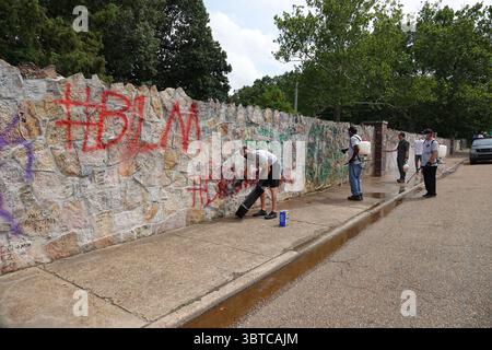1. September 2020, Memphis, Tennessee, USA: Workmen Clean up GRACELAND, The ELVIS PRESLEY Estate, eines der meistbesuchten Häuser in Amerika am Dienstag, 1. September 2020. Die beliebte Touristenattraktion wurde über Nacht mit Graffiti „Defund the Police“ und „BLM“ (Black Lives Matter) getroffen. Der Vandalismus war an der Wand vor seinem Haus in einem Raum, der für Fans genutzt wurde, die Nachrichten hinterlassen wollen. Dicke schwarze Buchstaben auf dem Bürgersteig entlang des Elvis Presley Boulevard und andere Slogans wurden auf die Steinmauer vor dem Herrenhaus gesprüht, in dem Elvis 20 Jahre lang lebte, bis zu seinem Tod am 16. August 1977. (Kreditbild: Stockfoto