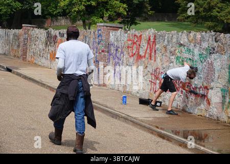 1. September 2020, Memphis, Tennessee, USA: Workmen Clean up GRACELAND, The ELVIS PRESLEY Estate, eines der meistbesuchten Häuser in Amerika am Dienstag, 1. September 2020. Die beliebte Touristenattraktion wurde über Nacht mit Graffiti „Defund the Police“ und „BLM“ (Black Lives Matter) getroffen. Der Vandalismus war an der Wand vor seinem Haus in einem Raum, der für Fans genutzt wurde, die Nachrichten hinterlassen wollen. Dicke schwarze Buchstaben auf dem Bürgersteig entlang des Elvis Presley Boulevard und andere Slogans wurden auf die Steinmauer vor dem Herrenhaus gesprüht, in dem Elvis 20 Jahre lang lebte, bis zu seinem Tod am 16. August 1977. (Kreditbild: Stockfoto