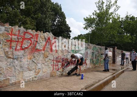 1. September 2020, Memphis, Tennessee, USA: Workmen Clean up GRACELAND, The ELVIS PRESLEY Estate, eines der meistbesuchten Häuser in Amerika am Dienstag, 1. September 2020. Die beliebte Touristenattraktion wurde über Nacht mit Graffiti „Defund the Police“ und „BLM“ (Black Lives Matter) getroffen. Der Vandalismus war an der Wand vor seinem Haus in einem Raum, der für Fans genutzt wurde, die Nachrichten hinterlassen wollen. Dicke schwarze Buchstaben auf dem Bürgersteig entlang des Elvis Presley Boulevard und andere Slogans wurden auf die Steinmauer vor dem Herrenhaus gesprüht, in dem Elvis 20 Jahre lang lebte, bis zu seinem Tod am 16. August 1977. (Kreditbild: Stockfoto