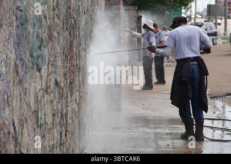 1. September 2020, Memphis, Tennessee, USA: Workmen Clean up GRACELAND, The ELVIS PRESLEY Estate, eines der meistbesuchten Häuser in Amerika am Dienstag, 1. September 2020. Die beliebte Touristenattraktion wurde über Nacht mit Graffiti „Defund the Police“ und „BLM“ (Black Lives Matter) getroffen. Der Vandalismus war an der Wand vor seinem Haus in einem Raum, der für Fans genutzt wurde, die Nachrichten hinterlassen wollen. Dicke schwarze Buchstaben auf dem Bürgersteig entlang des Elvis Presley Boulevard und andere Slogans wurden auf die Steinmauer vor dem Herrenhaus gesprüht, in dem Elvis 20 Jahre lang lebte, bis zu seinem Tod am 16. August 1977. (Kreditbild: Stockfoto