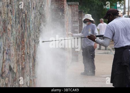 1. September 2020, Memphis, Tennessee, USA: Workmen Clean up GRACELAND, The ELVIS PRESLEY Estate, eines der meistbesuchten Häuser in Amerika am Dienstag, 1. September 2020. Die beliebte Touristenattraktion wurde über Nacht mit Graffiti „Defund the Police“ und „BLM“ (Black Lives Matter) getroffen. Der Vandalismus war an der Wand vor seinem Haus in einem Raum, der für Fans genutzt wurde, die Nachrichten hinterlassen wollen. Dicke schwarze Buchstaben auf dem Bürgersteig entlang des Elvis Presley Boulevard und andere Slogans wurden auf die Steinmauer vor dem Herrenhaus gesprüht, in dem Elvis 20 Jahre lang lebte, bis zu seinem Tod am 16. August 1977. (Kreditbild: Stockfoto