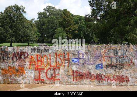 1. September 2020, Memphis, Tennessee, USA: Workmen Clean up GRACELAND, The ELVIS PRESLEY Estate, eines der meistbesuchten Häuser in Amerika am Dienstag, 1. September 2020. Die beliebte Touristenattraktion wurde über Nacht mit Graffiti „Defund the Police“ und „BLM“ (Black Lives Matter) getroffen. Der Vandalismus war an der Wand vor seinem Haus in einem Raum, der für Fans genutzt wurde, die Nachrichten hinterlassen wollen. Dicke schwarze Buchstaben auf dem Bürgersteig entlang des Elvis Presley Boulevard und andere Slogans wurden auf die Steinmauer vor dem Herrenhaus gesprüht, in dem Elvis 20 Jahre lang lebte, bis zu seinem Tod am 16. August 1977. (Kreditbild: Stockfoto