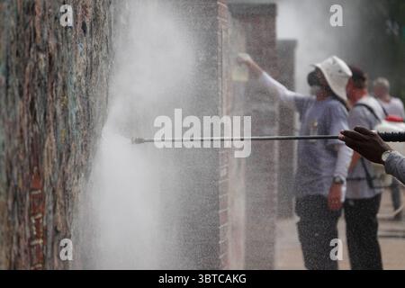 1. September 2020, Memphis, Tennessee, USA: Workmen Clean up GRACELAND, The ELVIS PRESLEY Estate, eines der meistbesuchten Häuser in Amerika am Dienstag, 1. September 2020. Die beliebte Touristenattraktion wurde über Nacht mit Graffiti „Defund the Police“ und „BLM“ (Black Lives Matter) getroffen. Der Vandalismus war an der Wand vor seinem Haus in einem Raum, der für Fans genutzt wurde, die Nachrichten hinterlassen wollen. Dicke schwarze Buchstaben auf dem Bürgersteig entlang des Elvis Presley Boulevard und andere Slogans wurden auf die Steinmauer vor dem Herrenhaus gesprüht, in dem Elvis 20 Jahre lang lebte, bis zu seinem Tod am 16. August 1977. (Kreditbild: Stockfoto