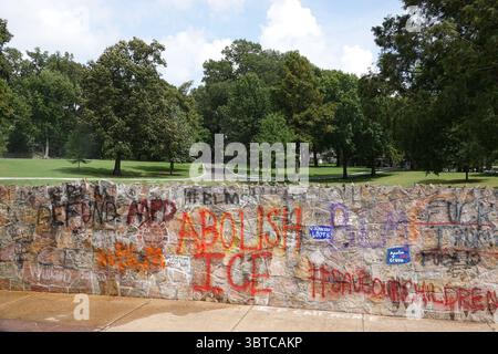 1. September 2020, Memphis, Tennessee, USA: Workmen Clean up GRACELAND, The ELVIS PRESLEY Estate, eines der meistbesuchten Häuser in Amerika am Dienstag, 1. September 2020. Die beliebte Touristenattraktion wurde über Nacht mit Graffiti „Defund the Police“ und „BLM“ (Black Lives Matter) getroffen. Der Vandalismus war an der Wand vor seinem Haus in einem Raum, der für Fans genutzt wurde, die Nachrichten hinterlassen wollen. Dicke schwarze Buchstaben auf dem Bürgersteig entlang des Elvis Presley Boulevard und andere Slogans wurden auf die Steinmauer vor dem Herrenhaus gesprüht, in dem Elvis 20 Jahre lang lebte, bis zu seinem Tod am 16. August 1977. (Kreditbild: Stockfoto