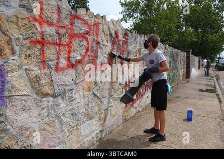 1. September 2020, Memphis, Tennessee, USA: Workmen Clean up GRACELAND, The ELVIS PRESLEY Estate, eines der meistbesuchten Häuser in Amerika am Dienstag, 1. September 2020. Die beliebte Touristenattraktion wurde über Nacht mit Graffiti „Defund the Police“ und „BLM“ (Black Lives Matter) getroffen. Der Vandalismus war an der Wand vor seinem Haus in einem Raum, der für Fans genutzt wurde, die Nachrichten hinterlassen wollen. Dicke schwarze Buchstaben auf dem Bürgersteig entlang des Elvis Presley Boulevard und andere Slogans wurden auf die Steinmauer vor dem Herrenhaus gesprüht, in dem Elvis 20 Jahre lang lebte, bis zu seinem Tod am 16. August 1977. (Kreditbild: Stockfoto