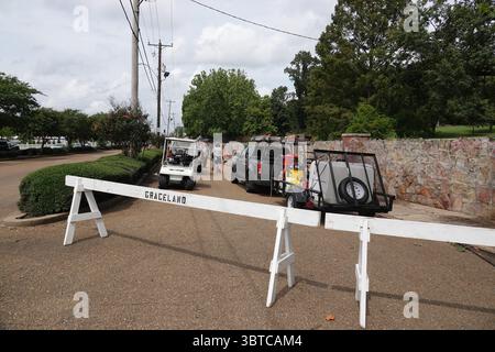 1. September 2020, Memphis, Tennessee, USA: Workmen Clean up GRACELAND, The ELVIS PRESLEY Estate, eines der meistbesuchten Häuser in Amerika am Dienstag, 1. September 2020. Die beliebte Touristenattraktion wurde über Nacht mit Graffiti „Defund the Police“ und „BLM“ (Black Lives Matter) getroffen. Der Vandalismus war an der Wand vor seinem Haus in einem Raum, der für Fans genutzt wurde, die Nachrichten hinterlassen wollen. Dicke schwarze Buchstaben auf dem Bürgersteig entlang des Elvis Presley Boulevard und andere Slogans wurden auf die Steinmauer vor dem Herrenhaus gesprüht, in dem Elvis 20 Jahre lang lebte, bis zu seinem Tod am 16. August 1977. (Kreditbild: Stockfoto