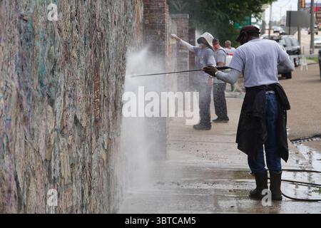1. September 2020, Memphis, Tennessee, USA: Workmen Clean up GRACELAND, The ELVIS PRESLEY Estate, eines der meistbesuchten Häuser in Amerika am Dienstag, 1. September 2020. Die beliebte Touristenattraktion wurde über Nacht mit Graffiti „Defund the Police“ und „BLM“ (Black Lives Matter) getroffen. Der Vandalismus war an der Wand vor seinem Haus in einem Raum, der für Fans genutzt wurde, die Nachrichten hinterlassen wollen. Dicke schwarze Buchstaben auf dem Bürgersteig entlang des Elvis Presley Boulevard und andere Slogans wurden auf die Steinmauer vor dem Herrenhaus gesprüht, in dem Elvis 20 Jahre lang lebte, bis zu seinem Tod am 16. August 1977. (Kreditbild: Stockfoto