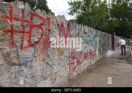 1. September 2020, Memphis, Tennessee, USA: Workmen Clean up GRACELAND, The ELVIS PRESLEY Estate, eines der meistbesuchten Häuser in Amerika am Dienstag, 1. September 2020. Die beliebte Touristenattraktion wurde über Nacht mit Graffiti „Defund the Police“ und „BLM“ (Black Lives Matter) getroffen. Der Vandalismus war an der Wand vor seinem Haus in einem Raum, der für Fans genutzt wurde, die Nachrichten hinterlassen wollen. Dicke schwarze Buchstaben auf dem Bürgersteig entlang des Elvis Presley Boulevard und andere Slogans wurden auf die Steinmauer vor dem Herrenhaus gesprüht, in dem Elvis 20 Jahre lang lebte, bis zu seinem Tod am 16. August 1977. (Kreditbild: Stockfoto