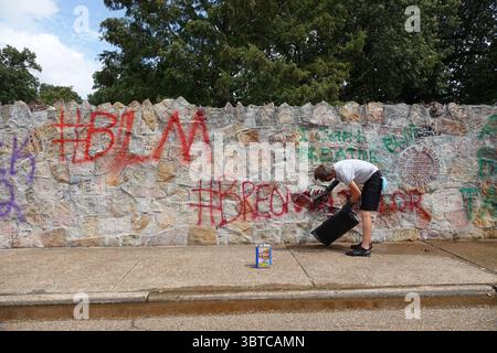 1. September 2020, Memphis, Tennessee, USA: Workmen Clean up GRACELAND, The ELVIS PRESLEY Estate, eines der meistbesuchten Häuser in Amerika am Dienstag, 1. September 2020. Die beliebte Touristenattraktion wurde über Nacht mit Graffiti „Defund the Police“ und „BLM“ (Black Lives Matter) getroffen. Der Vandalismus war an der Wand vor seinem Haus in einem Raum, der für Fans genutzt wurde, die Nachrichten hinterlassen wollen. Dicke schwarze Buchstaben auf dem Bürgersteig entlang des Elvis Presley Boulevard und andere Slogans wurden auf die Steinmauer vor dem Herrenhaus gesprüht, in dem Elvis 20 Jahre lang lebte, bis zu seinem Tod am 16. August 1977. (Kreditbild: Stockfoto