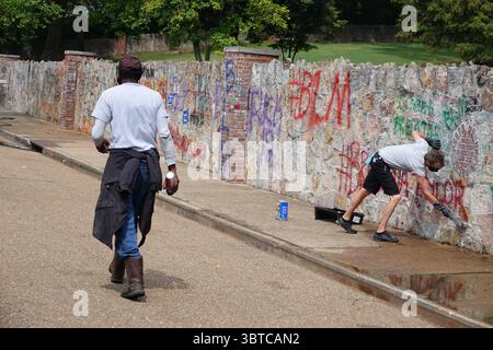 1. September 2020, Memphis, Tennessee, USA: Workmen Clean up GRACELAND, The ELVIS PRESLEY Estate, eines der meistbesuchten Häuser in Amerika am Dienstag, 1. September 2020. Die beliebte Touristenattraktion wurde über Nacht mit Graffiti „Defund the Police“ und „BLM“ (Black Lives Matter) getroffen. Der Vandalismus war an der Wand vor seinem Haus in einem Raum, der für Fans genutzt wurde, die Nachrichten hinterlassen wollen. Dicke schwarze Buchstaben auf dem Bürgersteig entlang des Elvis Presley Boulevard und andere Slogans wurden auf die Steinmauer vor dem Herrenhaus gesprüht, in dem Elvis 20 Jahre lang lebte, bis zu seinem Tod am 16. August 1977. (Kreditbild: Stockfoto