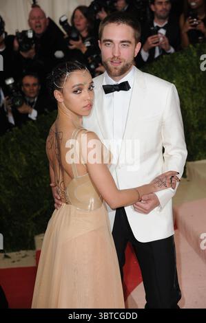 NEW YORK, NY - 02. MAI: (Embargo bis 05.03.16) FKA Twigs, Robert Pattinson kommt zur „Manus x Machina: Fashion in an Age of Technology“ Kostümgala im Metropolitan Museum of Art am 2. Mai 2016 in New York City. Leute: FKA Twigs, Robert Pattinson. (Kreditbild: © SMG via ZUMA Wire) Stockfoto