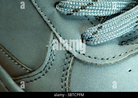 Hellblaue Halbjahresstiefel aus Leder, Banner für Schuhgeschäfte, Lederhintergrund, Nahaufnahme Stockfoto