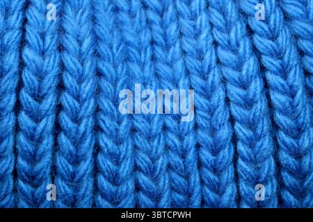 Blauer Textilinhalt großer Wollstrick, Nahhintergrund, Makrofotografie Stockfoto