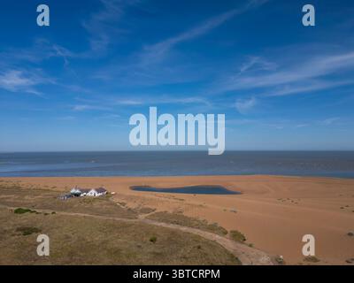 Ein Blick aus der Vogelperspektive an einem Sommertag auf die Shingle Street in Suffolk, Großbritannien Stockfoto