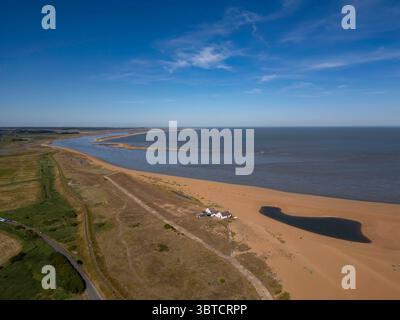 Ein Blick aus der Vogelperspektive an einem Sommertag auf die Shingle Street in Suffolk, Großbritannien Stockfoto