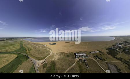 Ein Blick aus der Vogelperspektive an einem Sommertag auf die Shingle Street in Suffolk, Großbritannien Stockfoto