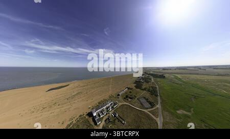 Ein Blick aus der Vogelperspektive an einem Sommertag auf die Shingle Street in Suffolk, Großbritannien Stockfoto