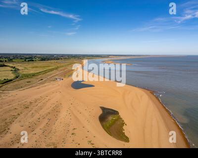 Ein Blick aus der Vogelperspektive an einem Sommertag auf die Shingle Street in Suffolk, Großbritannien Stockfoto