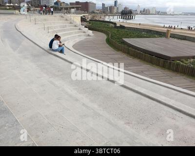 18. Januar 2020, Durban, Südafrika: Die Eröffnung der Promenade vom uShaka Beach bis zur Mündung des Hafens hat viel zur Erweiterung des öffentlichen Raums in Durban beigetragen. Der gesamte Strandbereich in der Republik Südafrika ist per Gesetz öffentlich, so dass jeder an südafrikanischen Stränden spazieren gehen und schwimmen kann. Der Strandbereich von Point Beach war öffentlich, aber der Zugang war insofern eingeschränkt, als man nur einen langen Spaziergang vom uShaka Beach entfernt war, wo die Allgemeinheit nach Point Beach gelangen konnte. Private Clubs wurden in den Strandbereich von Point Beach zurückgelegt und nur Mitglieder dieser Clubs hatten eine einfache Stockfoto