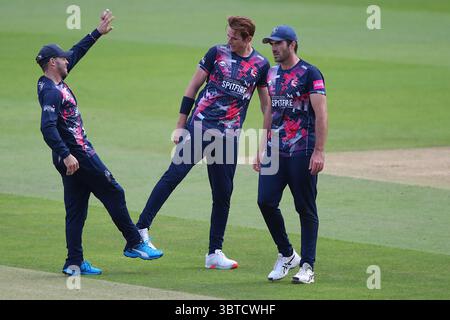 LONDON, ENGLAND. 5. SEPTEMBER 2020: Fred Klaassen aus Kent feiert die Übernahme des Wicket von Simon Harmer aus Essex während des Vitality Blast T20-Spiels zwischen Essex Eagles und Kent Spitfires im Kia Oval, Kennington, London, England. Am 5. September 2020. (Foto von Mitchell GunnESPA-Images)(Credit Image: &Copy; ESPA Photo Agency/CSM via ZUMA Wire) Stockfoto