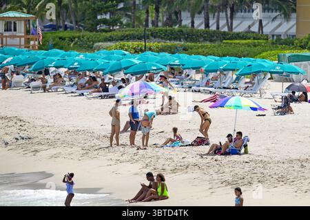 6. September 2020, Sunny Isles Beach, FL, USA: Strandbesucher verbringen einen sonnigen und heißen Tag am Sunny Isles Beach, während die Coronavirus-Pandemie am Sonntag, den 6. September 2020 in Florida anhält. (Kreditbild: © TNS via ZUMA Wire) Stockfoto
