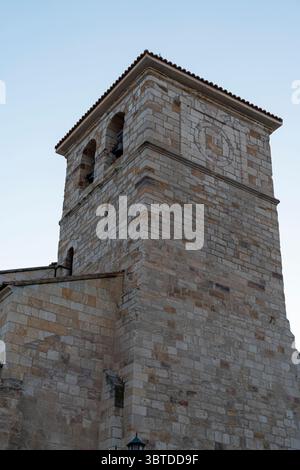 Besucher können den beeindruckenden Steinturm in Zamora, Castilla y Leon am Abend bewundern. Die Struktur verfügt über einzigartige architektonische Details, die Stockfoto