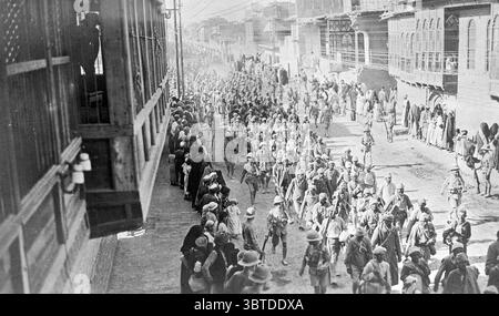 Mit den Truppen in Mesopotamien. Türkische Gefangene wurden unter britischer Eskorte durch die Straßen Bagdads marschiert. 1917 Stockfoto