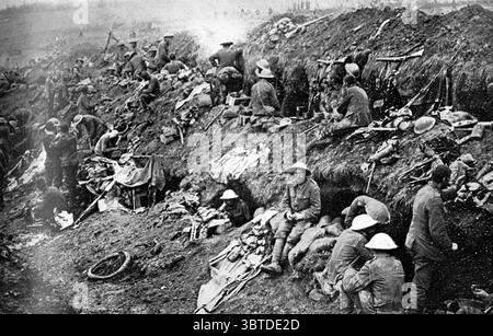 Die Briten auf ihrem neu gewonnenen Territorium in frankreich : Sie ruhen nach dem Aufstieg in die deutschen Positionen aus . Britische Soldaten ruhten in Hanggräben direkt hinter den Vorwärtslinien auf dem Gebiet , das vom Feind erobert wurde . Diese Position wurde von den Deutschen übernommen und diente als Ruheplatz für die britischen Truppen. Es präsentiert mit seinen Gräben und Ausgrabungen das Erscheinungsbild eines geschäftigen warren . Die hier beobachteten Männer haben alle am Vormarsch teilgenommen und ruhen sich nach den anstrengenden Arbeiten der letzten Stunden aus. 5. August 1916 Stockfoto