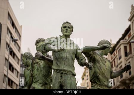 Eine detaillierte Skulptur, die San Fermín gewidmet ist, steht stolz in Pamplona, Navarra. Stockfoto
