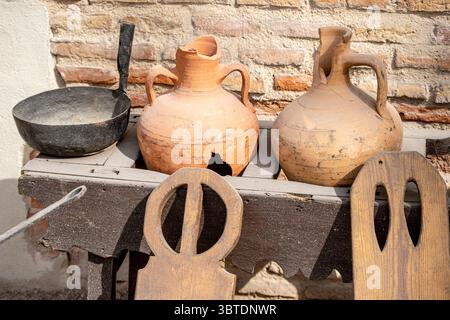 Mittelalterliche Küchenwerkzeuge und landwirtschaftliche Instrumente werden im Feria Medieval ausgestellt, einer lebhaften Veranstaltung in Madrid, Spanien, die das antike europäische FAR zeigt Stockfoto