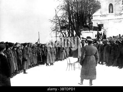 Demonstrationen , Revolutionäre in Russland . Die Soldaten halten ein Treffen ab, um die Ermordeten in Petrograd im März 1917 zu ehren Stockfoto