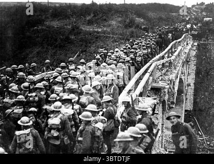 Offizielles Foto an der Britischen Westfront in Frankreich. Die Brücke über den St. Quentin Kanal , gerettet durch die ruhmreiche 46. Stockfoto