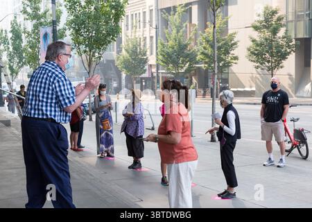 September 2020, Seattle, Washington, USA: DAVID SNEAD, ein Leiter des Eintrittsteams berät die Besucher bei der Wiedereröffnung des Seattle Art Museum am Freitag, den 11. September 2020, über Richtlinien für die soziale Distanzierung. Das Wahrzeichen-Museum ist seit März geschlossen, um die Ausbreitung des COVID-19-Virus einzudämmen. (Foto: © Paul Christian Gordon/ZUMA Wire) Stockfoto