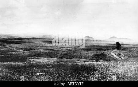 Blick von den deutschen Gräben , Kampfontein . Die beiden Hügel im Hintergrund sind die Lasakatata Hills. Zwischen ihnen verlief die Transportstraße nach Longido. In der Mitte des Zentrums befindet sich das Lager des ersten britischen Verkehrs. 1916 Stockfoto